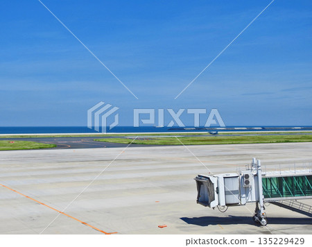 在福岡縣北九州市機場的跑道和登機橋進行F2訓練 135229429