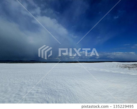 冬天陽光明媚的日子裡的冬天風景 冬天陽光明媚的日子裡的冬天風景 135229495