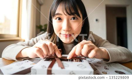 日本女性收到情人節禮物-巧克力禮物,笑容燦爛,氣質出眾。二月 日本女性收到情人節禮物-巧克力禮物,笑容燦爛,氣質出眾。二月 135229809
