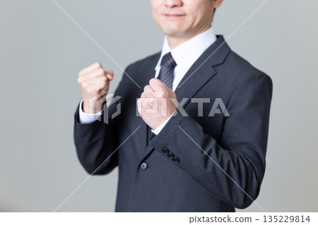 穿著西裝的中年男性商人握緊拳頭 穿著西裝的中年男性商人握緊拳頭 135229814