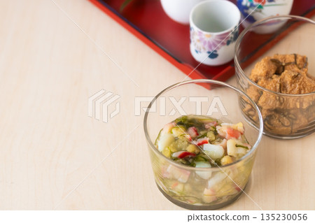 與清酒搭配的海鮮和魚子小吃 與清酒搭配的海鮮和魚子小吃 135230056