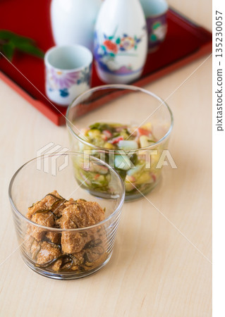 與清酒搭配的海鮮和魚子小吃 與清酒搭配的海鮮和魚子小吃 135230057