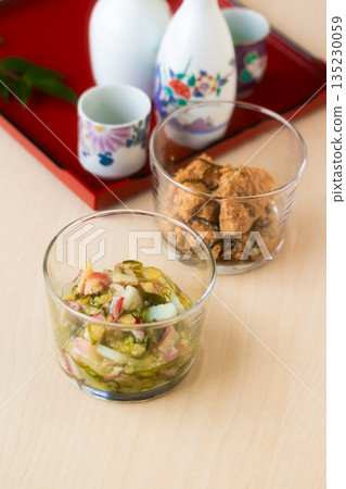 與清酒搭配的海鮮和魚子小吃 與清酒搭配的海鮮和魚子小吃 135230059