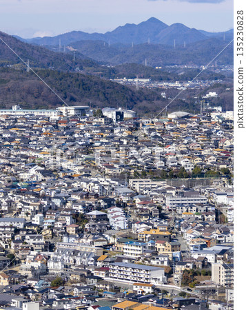 Suburban residential area and mountain scenery 135230828