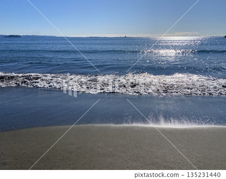 茅崎海岸的海岸線和相模灣波光粼粼的海水 135231440