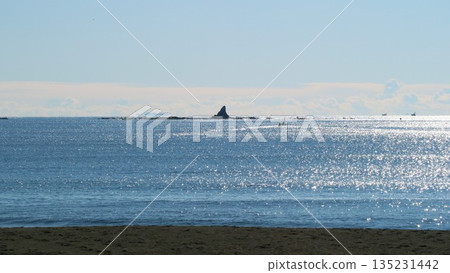 Eboshi Rock and the sparkling waters of Sagami Bay seen from Chigasaki Coast 135231442