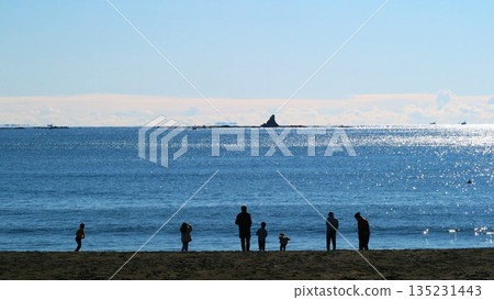 茅崎海灘、烏羽岩和相模灣波光粼粼的海水邊的人們 135231443