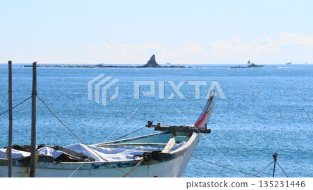 茅崎海岸、烏賊石和漁船 135231446