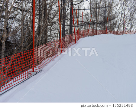 滑雪場安裝防護圍欄 135231498