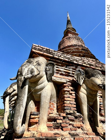 紅色的索拉薩寺在湛藍的天空下巍然聳立。 135231542