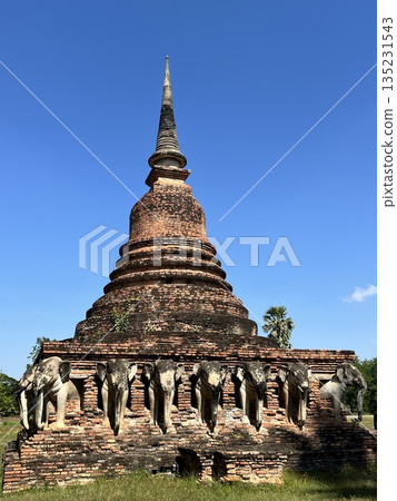 紅色的索拉薩寺在湛藍的天空下巍然聳立。 135231543