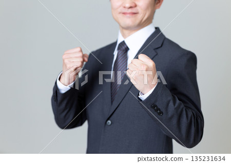 穿著西裝的中年男性商人握緊拳頭 135231634