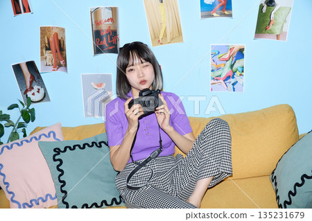 一位年輕的亞洲女性在家中享受她的愛好和私人時光。 一位年輕的亞洲女性在家中享受她的愛好和私人時光。 135231679