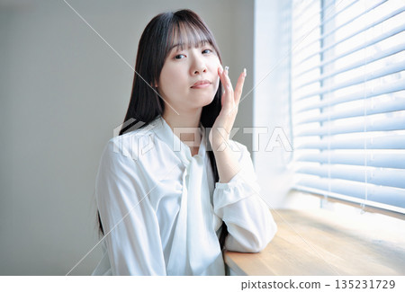 Beauty portrait of a woman in her 20s Beauty portrait of a woman in her 20s 135231729