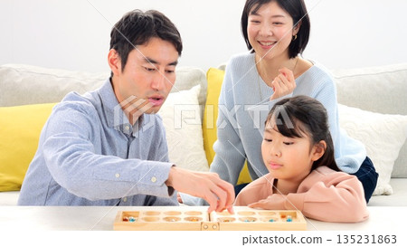 家庭餐桌遊戲腦力訓練對話圖片 135231863