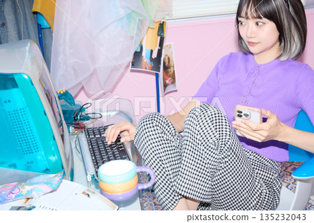 一位在家工作的年輕自由職業女性的肖像 135232043