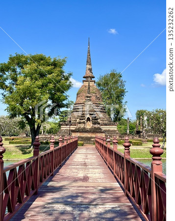 穿過紅橋即可到達世界遺產地薩西寺。 穿過紅橋即可到達世界遺產地薩西寺。 135232262