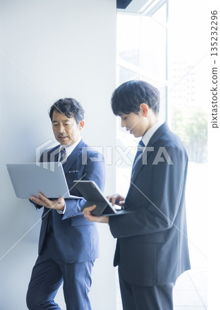 商人在辦公大樓裡行走 135232296