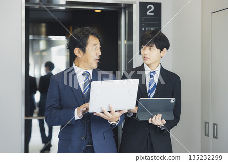 商人在辦公大樓裡行走 135232299