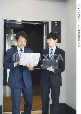 商人在辦公大樓裡行走 135232300