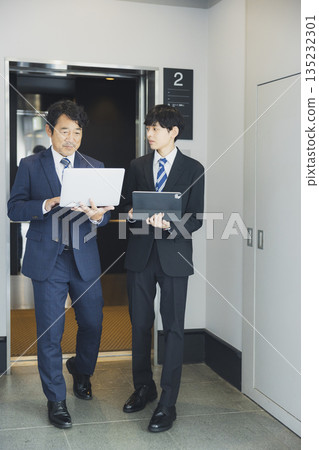 商人在辦公大樓裡行走 135232301