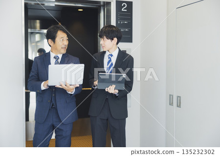 商人在辦公大樓裡行走 135232302