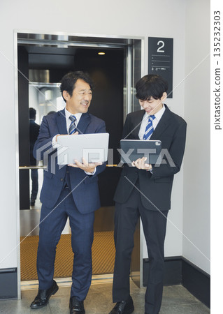 商人在辦公大樓裡行走 135232303