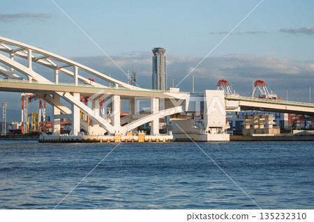 Collaboration between the huge movable connection device of Yumemai Bridge and Sakishima Cosmo Tower (Port of Osaka, Infrastructure Structural Beauty) 135232310