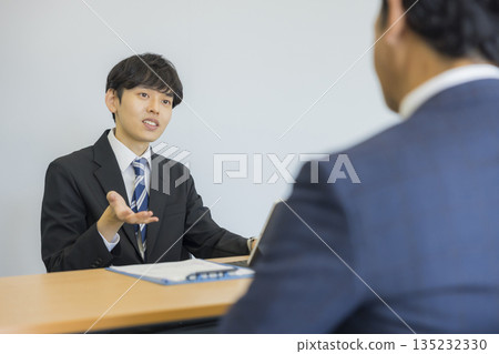 聽微笑和談話的商人 聽微笑和談話的商人 135232330