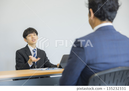 聽微笑和談話的商人 聽微笑和談話的商人 135232331