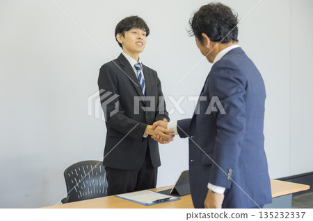 聽微笑和談話的商人 聽微笑和談話的商人 135232337