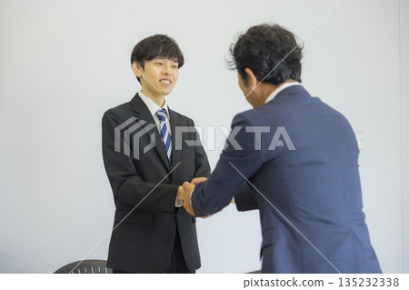 聽微笑和談話的商人 聽微笑和談話的商人 135232338