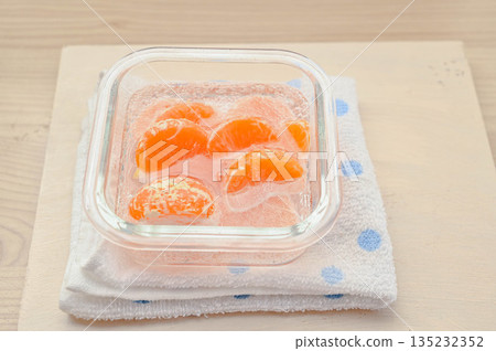 碳酸水中的柑橘 135232352