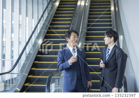 電扶梯和商人 電扶梯和商人 135232397
