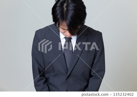 一位身穿西裝的中年男商人道歉 一位身穿西裝的中年男商人道歉 135232402