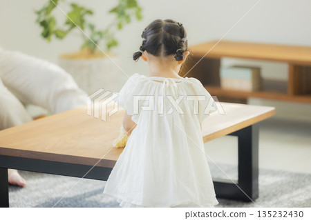 孩子們在客廳裡玩 孩子們在客廳裡玩 135232430