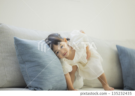 孩子們在客廳裡玩 135232435