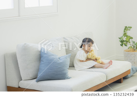 孩子們在客廳裡玩 135232439