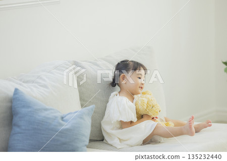 孩子們在客廳裡玩 孩子們在客廳裡玩 135232440