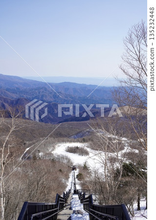 雪山上,階梯頂端的小屋 雪山上,階梯頂端的小屋 135232448