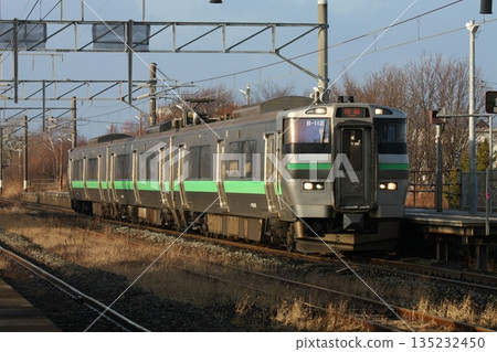 733系列車停靠在沼之畑站 733系列車停靠在沼之畑站 135232450