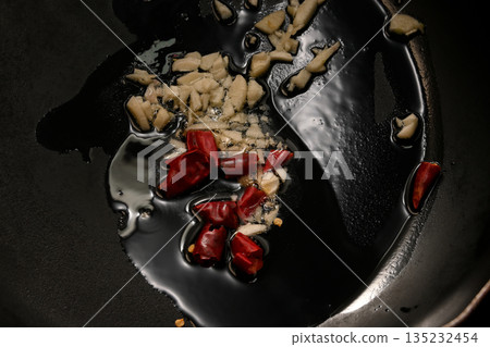 How to fry garlic and chili peppers in olive oil How to fry garlic and chili peppers in olive oil 135232454