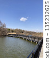 陽光明媚的日子公園裡的長廊 135232625