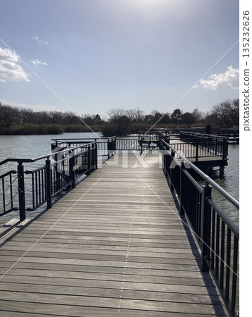 晴朗的冬日，公園裡池塘邊的長廊。 135232626