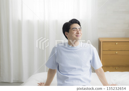 臥室裡的年輕人 臥室裡的年輕人 135232654