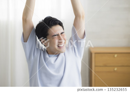 臥室裡的年輕人 臥室裡的年輕人 135232655