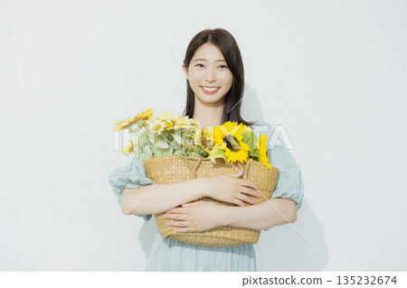 身穿淺藍色洋裝的年輕女子 135232674