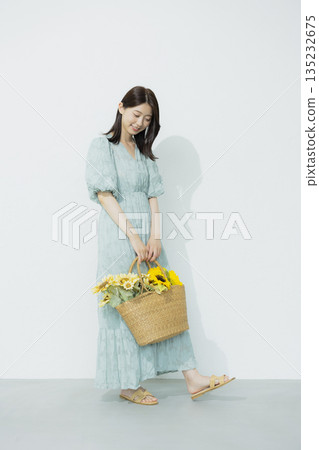 身穿淺藍色洋裝的年輕女子 身穿淺藍色洋裝的年輕女子 135232675