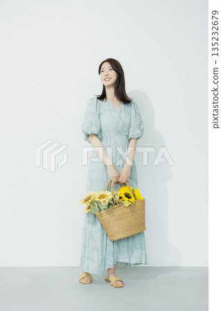 身穿淺藍色洋裝的年輕女子 135232679