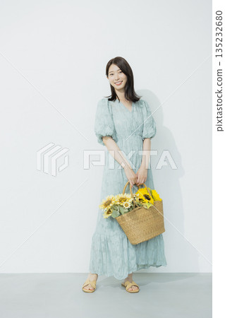 身穿淺藍色洋裝的年輕女子 135232680